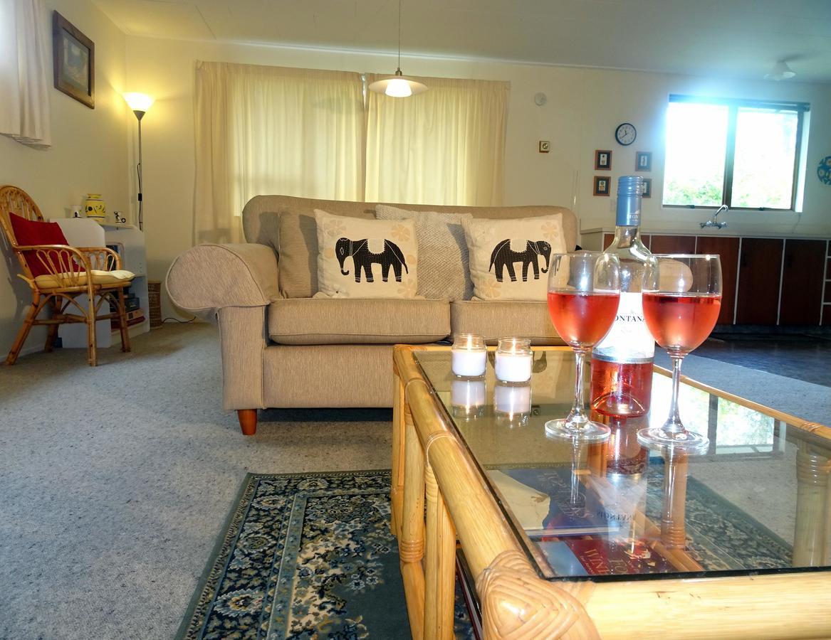 Smokebush Cottage - Holiday Home Exclusively Yours Turangi Exterior photo